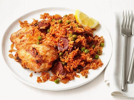 Foto riža s piletinom i chorizo ​​kobasicom kuhana u tavi