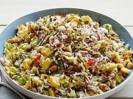 Foto riža salata s krastavcima i mangom