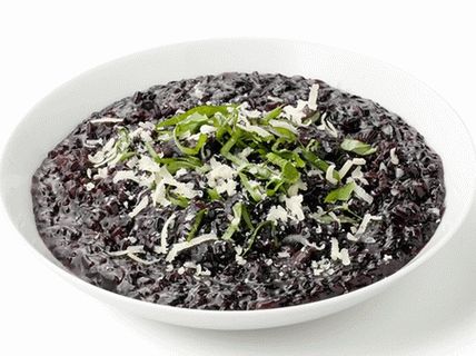 Fotografija crnog rižota od riže