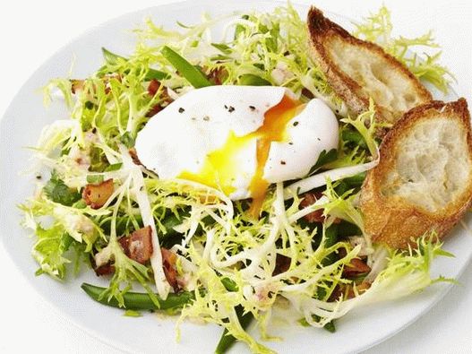 Foto bistro salata sa poširanim jajetom