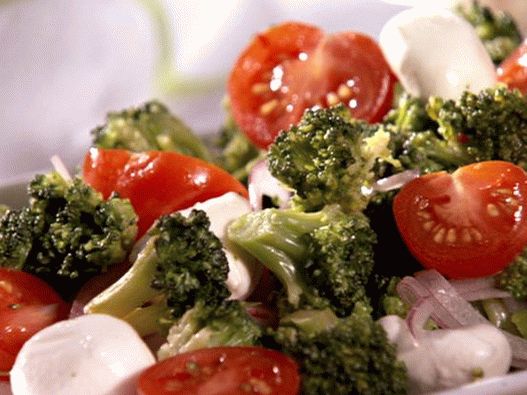 Foto salata od brokule s mocarelom