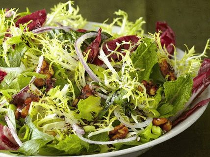 Foto frizbi i endivna salata s orasima