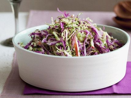 Foto salata od crvenog kupusa i briselskog klica
