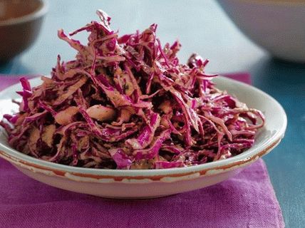 Foto salata od crvenog kupusa s medom i citrusnim preljevom