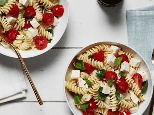 Foto salata od tjestenine Fusilli s rajčicom i svježom mocarelom