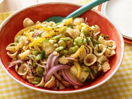 Fotografija salate od tjestenine orecchiette s povrćem, kukuruzom i grahom