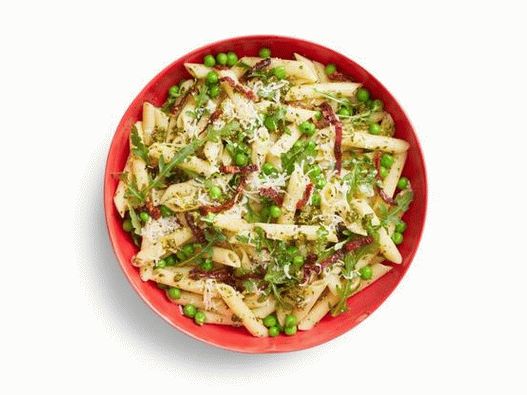 Foto salata od tjestenine Penne s začinjenim pesto