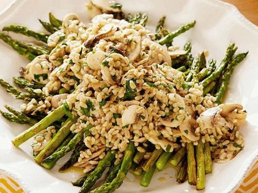 Foto salata od bisernog ječma s gljivama i prženim šparogama