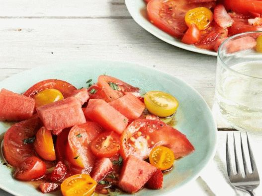 Foto salata od rajčice, lubenice i jagoda