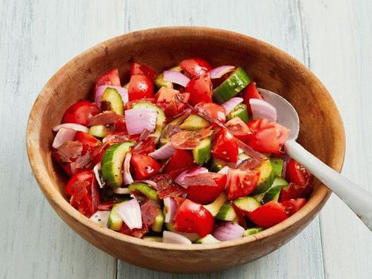 Foto salata od rajčice s hrskavom pancetom