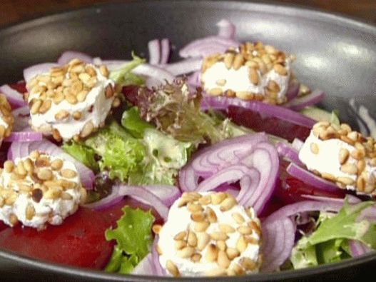 Foto salata od cikle s kozjim sirom i pinjolama