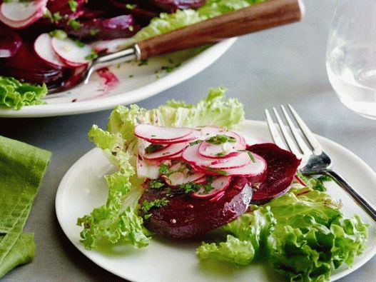 Foto salata od kuhane repe s rotkvicom