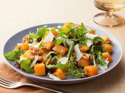 Foto salata od pečene bundeve s muškatnim oraščićem s toplim umakom od vinjegre, sira i oraha