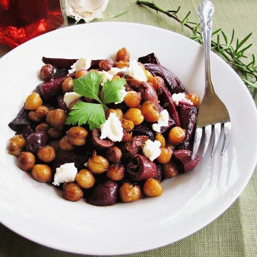Foto salata od pečene repe sa slanutkom i crvenim lukom