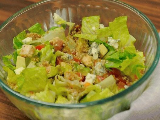 Fotografija cobb salate s quinoom