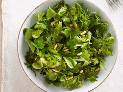 Fotografija kukuruzna salata s biljem i pinjolama