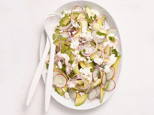 Foto salata s avokadom i rotkvicom