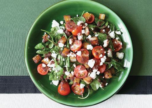 Foto salata s pastrmkom, rukulom i sirom