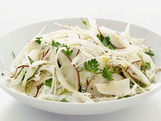 Foto salata s kruškom i koromačem