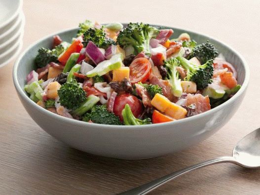 Foto salata s brokolijem i rajčicama