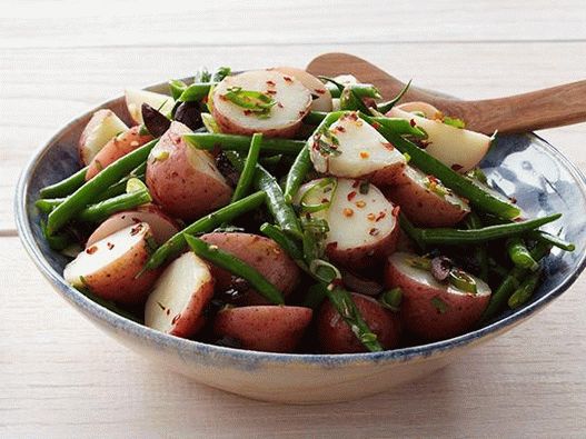 Foto salata s krumpirom i zelenim grahom