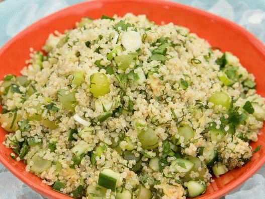 Foto salata s kvinojom, grožđem i avokadom