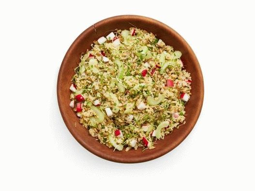 Foto salata s kvinojom i proklijalim mladicama