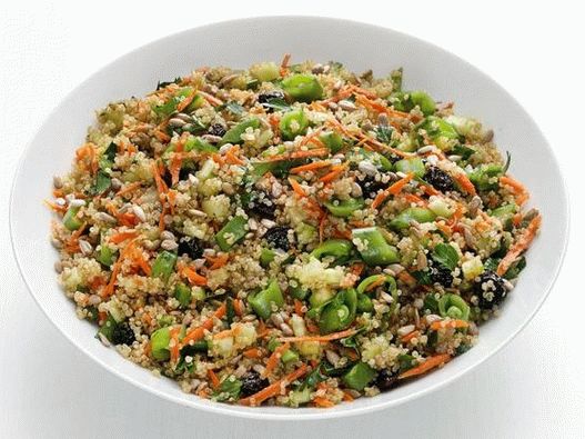 Foto salata s quinoa i mahunama graška