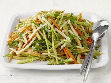 Foto salata od kukuruza, hikame i mrkve u azijskom stilu