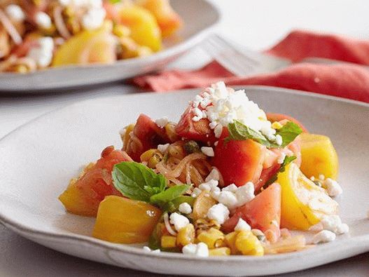 Foto salata s kukuruzom na žaru, rajčicama i preljevom od vinaigreta