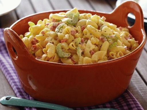 Foto salata s tjesteninom, jajima i šunkom