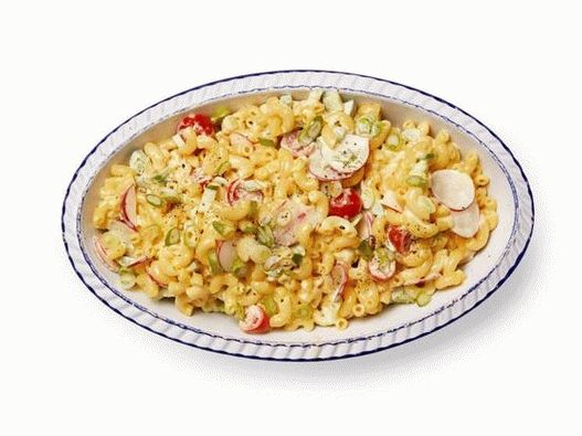 Foto salata s tjesteninom i rotkvicom