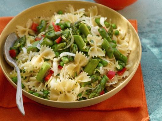 Foto salata s tjesteninom i šparogama