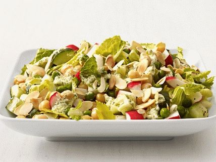 Foto salata s krastavcima, rotkvicom, graškom i slanutak