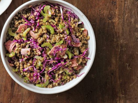 Foto salata s pastrami i raži