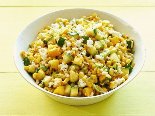 Foto salata s bisernim ječmom, kukuruzom i tikvicama