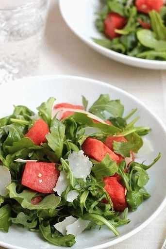 Foto salata s rukolom i lubenicom