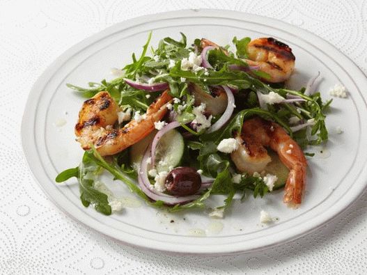 Foto salata s feta sirom i kozicama na žaru