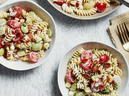 Foto salata sa sukotašom s tjesteninom i slaninom