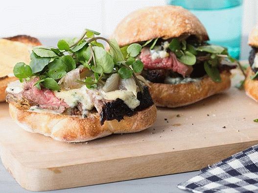 Foto sendvič s govedinom, plavim sirom i šalotkom