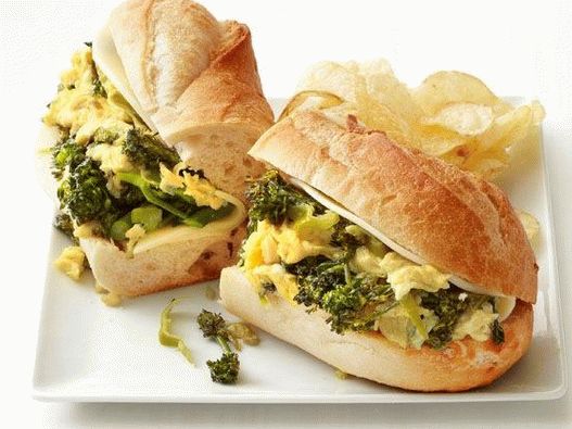 Foto sendvič s brokolijem i kajganom