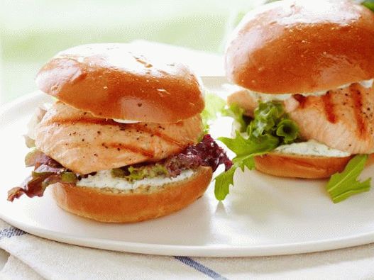 Foto sendvič sa lososom na žaru