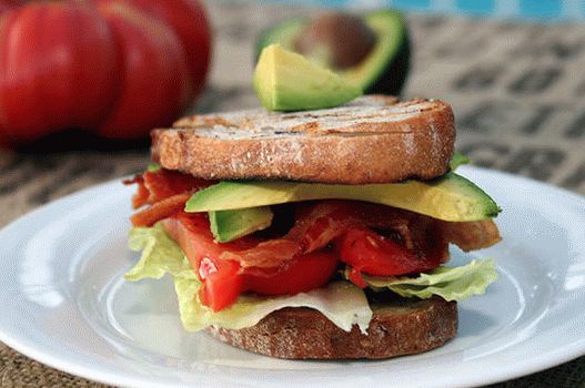 Foto sendvič s pancetom, avokadom i romano salatom