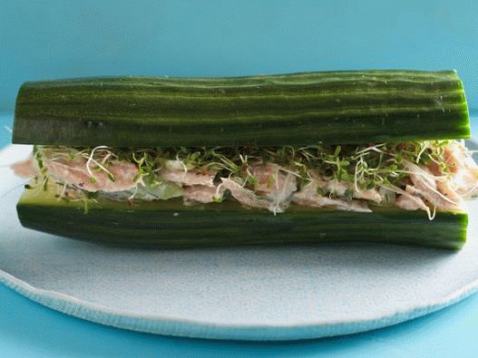 Foto sendviči bez kruha od krastavca s tunom