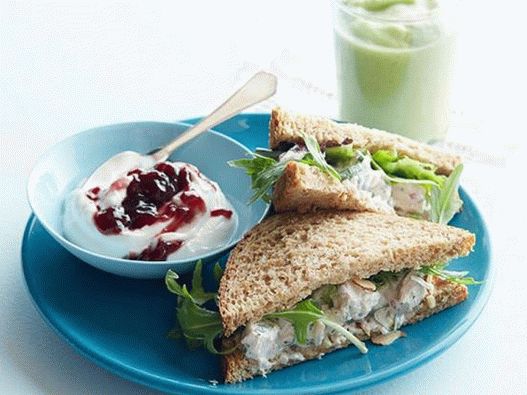 Foto sendviči s piletinom, kuhani u zelenom čaju i smoothieju s avokadom