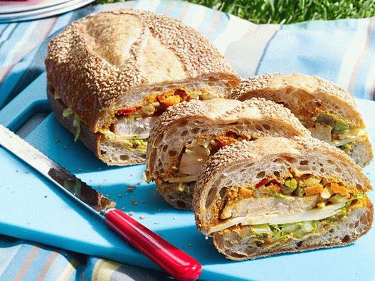 Foto sendviči s pečenom puretinom marinirani u pivu i pesto crvene paprike