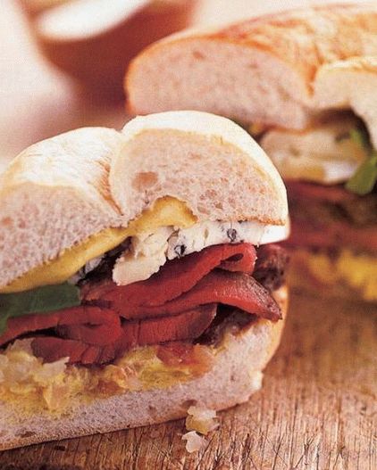 Foto sendviči sa biftekom, plavim sirom i pečenom šalotkom