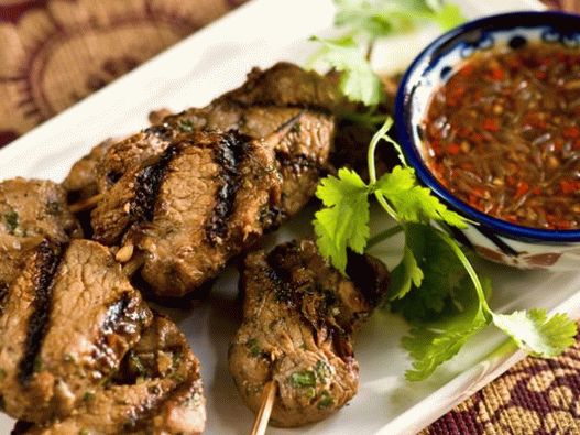 Foto svinjski ćevapi s umakom od čilija