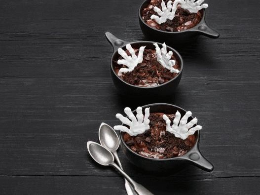Foto čokoladni puding s kosturnim rukama