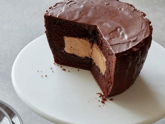 Foto čokoladna torta s kikiriki maslacem